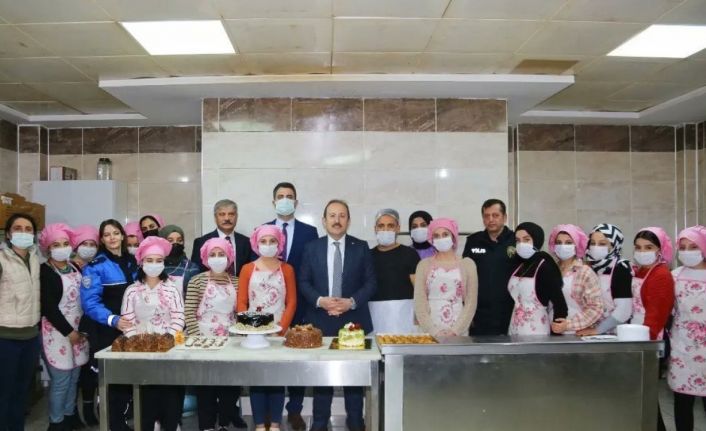 Vali Pehlivan, Cizre’de pasta yapımı ve sunumu kursiyerleriyle bir araya geldi