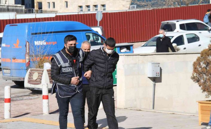 Yabancı uyruklu şahsı darp edip cep telefonlarını çalmıştı, 11 suç kaydının olduğu ortaya çıktı