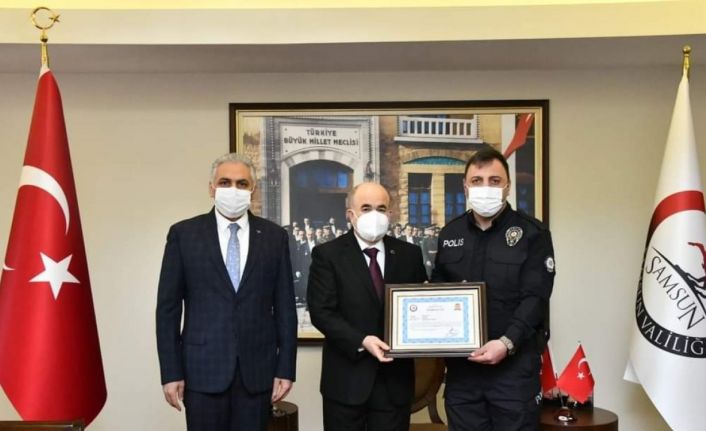 Yaşlı kadını alevler arasından sırtında taşıyarak kurtaran polislere ödül