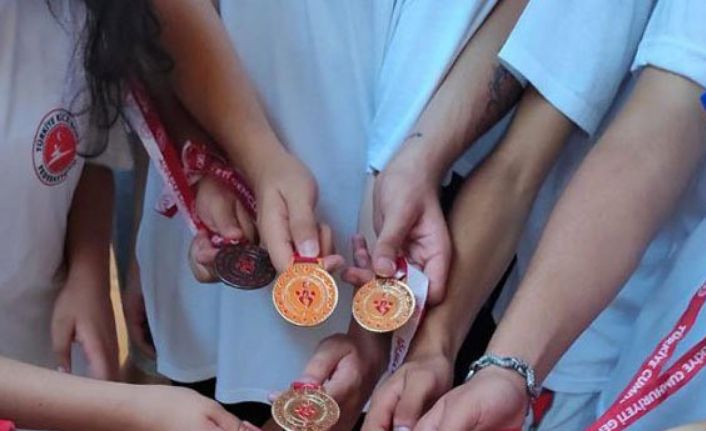 Yenimahalle Belediyesi sporcuları Kick Boks Türkiye Şampiyonası’ndan madalya ile döndü