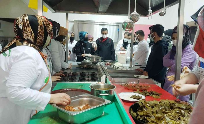 Yenişehir Belediyesindeki kursiyerler hem öğreniyor hem de yaptıklarını ihtiyaç sahiplerine dağıtıyor