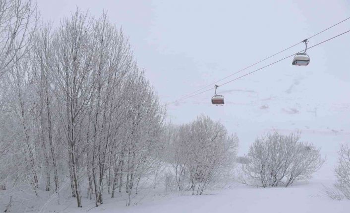 Yıldız Dağı’nda kar kalınlığı 1,5 metre oldu, kartpostallık görüntüler oluştu