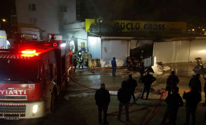 Yozgat’ta markette çıkan yangın korkuttu