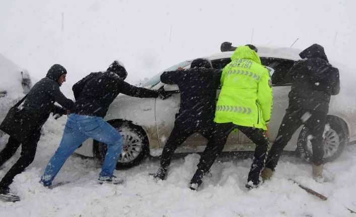 Yüksekova’da kar hayatı felç etti, 8 araç zincirleme kaza yaptı