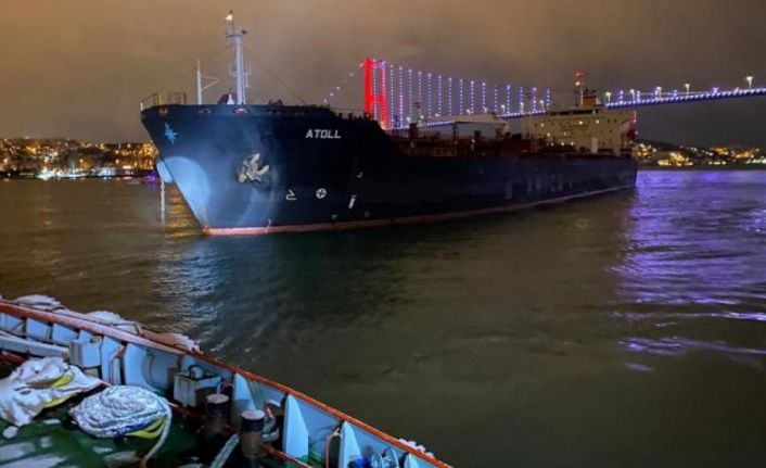 15 Temmuz Şehitler Köprüsü altında makine arızası yapan 183 metrelik ATOLL isimli tanker gemisi sürüklendi