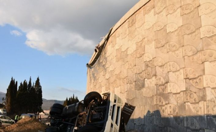 20 metre yükseklikten düşen kamyonun sürücüsü hayatını kaybetti