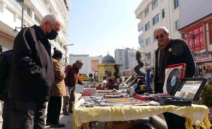 30 yıldır biriktirdiği antika ve otantik eşyalar insanları geçmişe götürüyor
