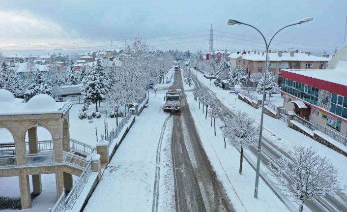 45 araç ve 150 personelle gece gündüz yolları açık tutuyor