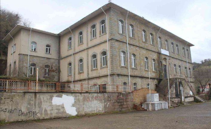 5 yıl önce kapatılan tarihi Tirebolu Lisesinin yeniden açılması isteniyor