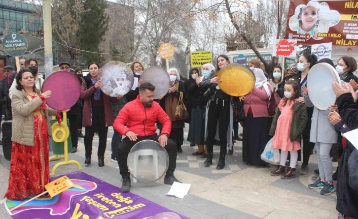 8 Mart Dünya Kadınlar Günü açıklaması sonrası halaylar çekildi