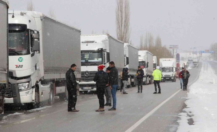 Ağır tonajlı araçlara 24 saattir kapalı olan Karaman-Mersin yolu ulaşıma açıldı