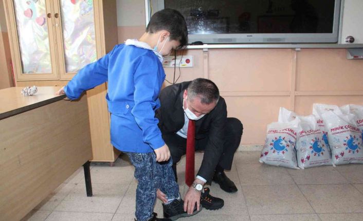 Ağrı Milli Eğitim Müdürü Kökrek, ihtiyaç sahibi öğrencilere bot ve mont yardımlarını dağıttı