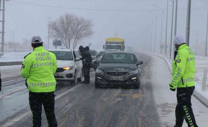 Aksaray - Konya Yolu kar yağışı tipi ve buzlanma nedeniyle trafiğe kapatıldı