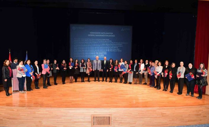 Anadolu Üniversitesi’nde 40 bilim kadınına ödül dağıtıldı