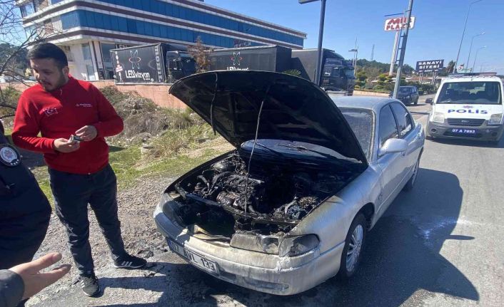 Antalya’da seyir halindeki otomobil yandı