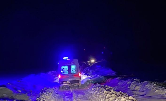 Ardahan’da kardan mahsur kalan 3 hasta 4 saatlik çalışmayla hastaneye ulaştırıldı