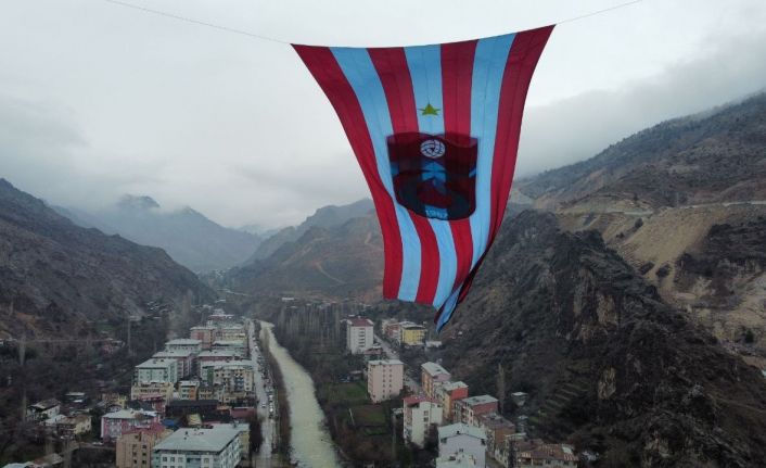 Artvin’de dev viyadüklere asılan Trabzonspor bayrağının kaldırılmasıyla ilgili açıklama geldi