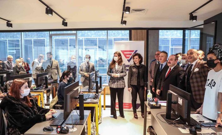 Bakan Varank: "Firmalarımız, ürünlerini dijitalleştirebilecekler, e-ticaret platformlarına, e-ihracat platformlarına taşıyabilecekler"