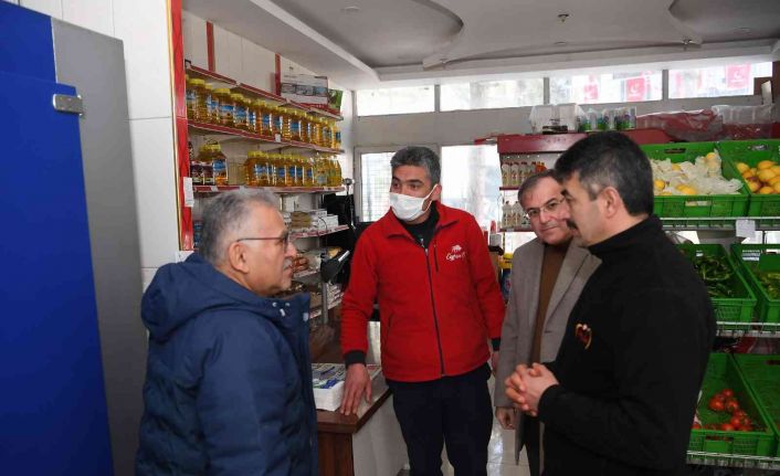 Başkan Büyükkılıç Hacılar’da esnaf ve vatandaşla buluştu