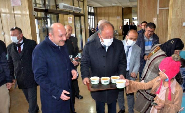 Başkan Oprukçu yolda kalan vatandaşlara çorba ikram etti