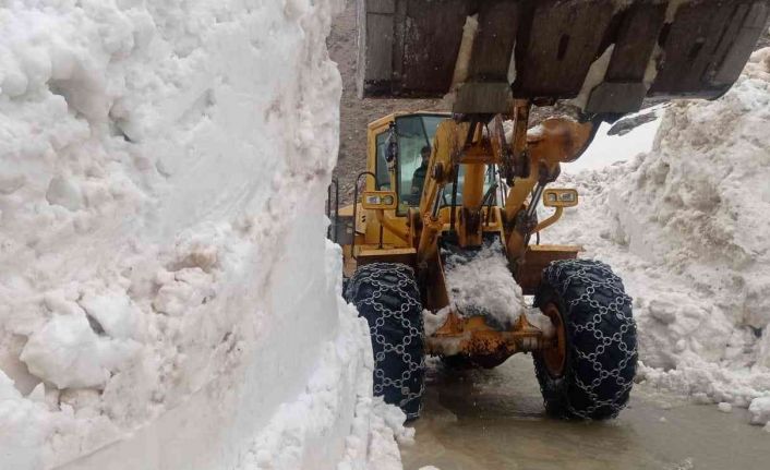 Batman’da köy yoluna çığ düştü, 14 saatlik çalışmayla yola ulaşıma açıldı