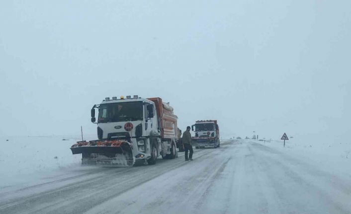 Bayburt’ta kar ve tipiden 5 köy yolu ulaşıma kapandı