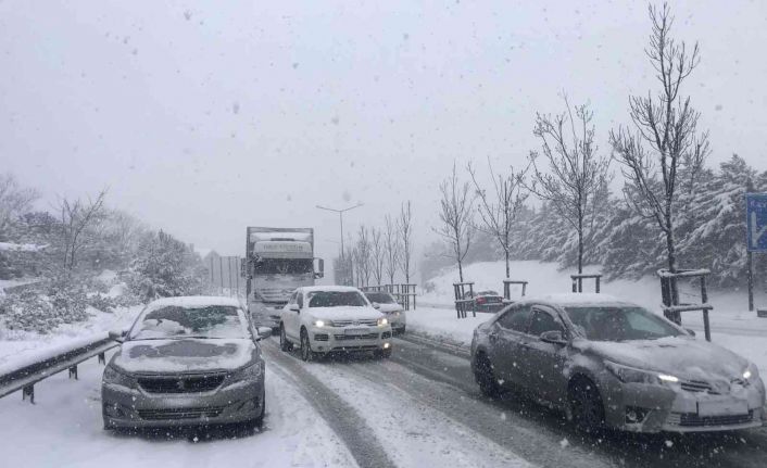 Beykoz’da yoğun kar yağışıyla araçlar yolda kaldı, sürücüler zor anlar yaşadı