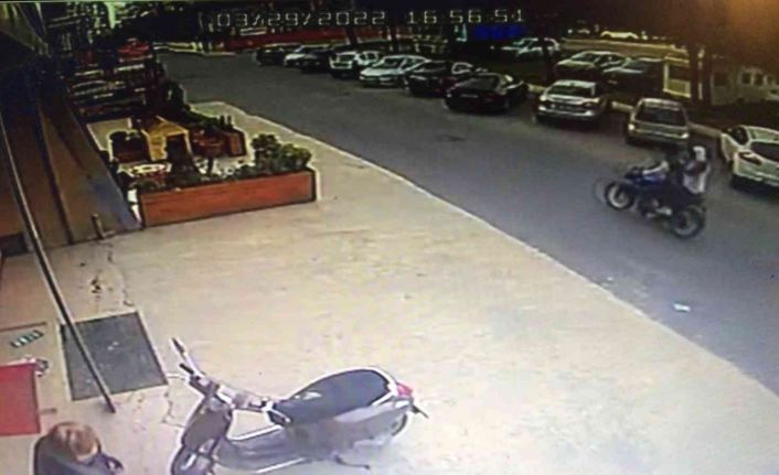 Beylikdüzü’nde motosikletli saldırganlar bir iş yerine silahla ateş ederek kaçtı, o anlar kameralara anbean yansıdı