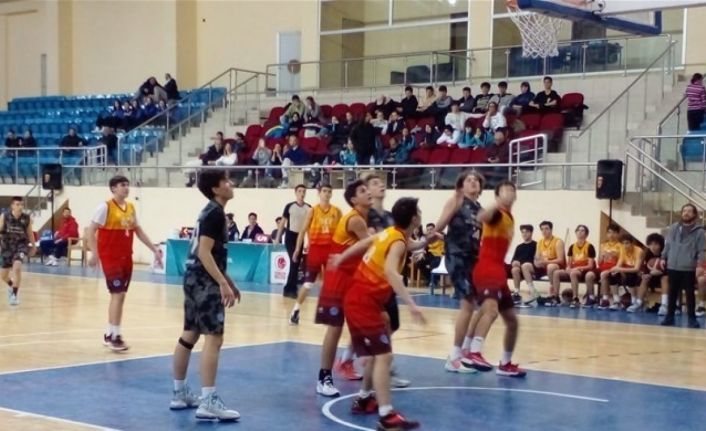 Bilecik’in ev sahipliğini yaptığı Okul Sporları Genç B Basketbol Müsabakaları tamamlandı