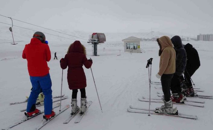 Bitlis’te 1 liraya kayak eğitimi