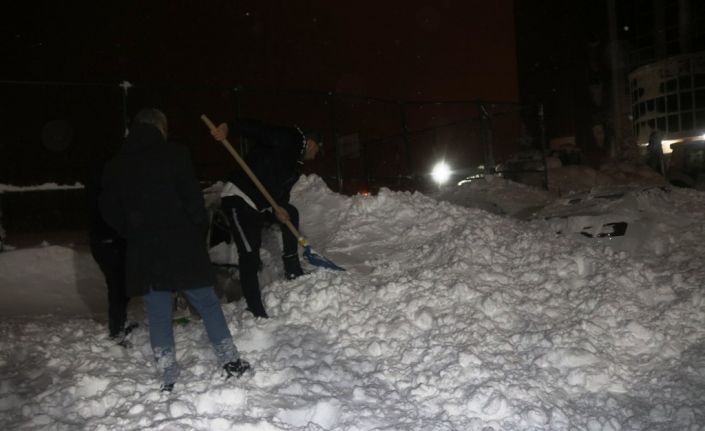Bitlis’te öğretmenevi bahçesine çığ düştü: 7 araç kara gömüldü
