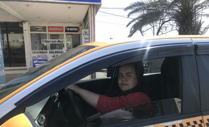 Bozyazı’nın ilk ve tek kadın taksi şoförü, müşterilerin ilgi odağı oldu