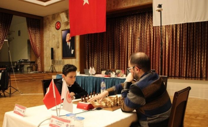 Bursa Büyükşehir Belediyesporlu satranççı Ediz Gürel TBMM Kupası’nda ikinci oldu