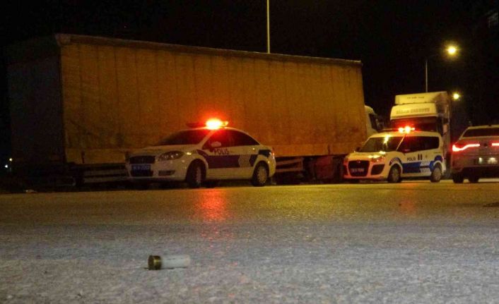 Bursa’da sokakta yürüyen 2 kişiyi pompalı tüfekle yaraladılar, silahları asfalt silindirine saklayıp kayıplara karıştılar