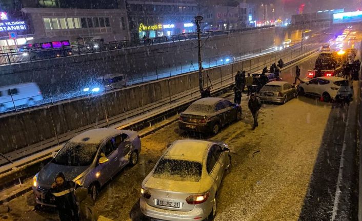 Bursa’da yol buz pistine döndü : 11 araç birbirine girdi