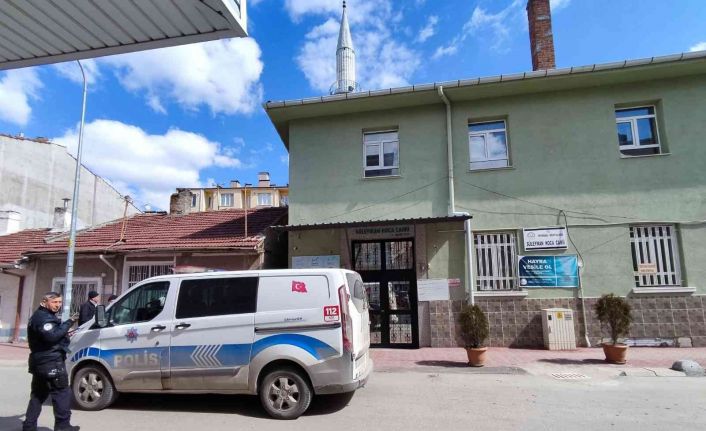 Camiye ait daireden su saati, kalorifer peteği ve elektrik kabloları çalındı
