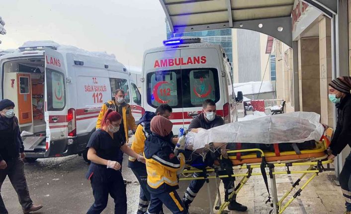 Çatıdaki karları temizlerken canından oluyordu