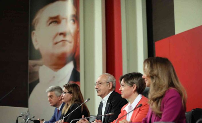 CHP Genel Merkezi’nde çalışan kadın personele 8 Mart SMS’i