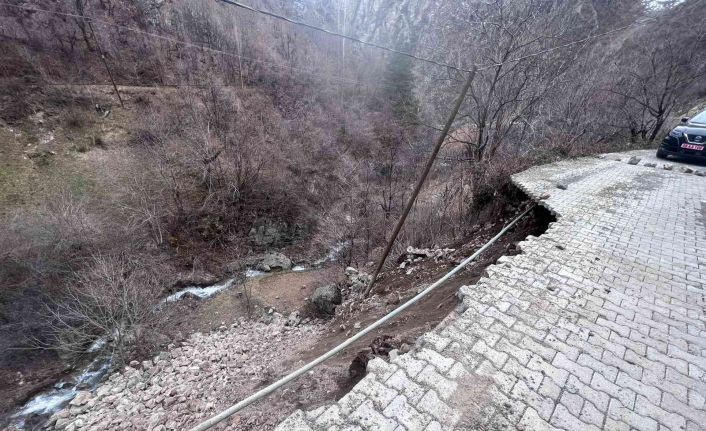 Dereiçi köyünün yangından sonra bu kez de toprak kayması ile başı dertte