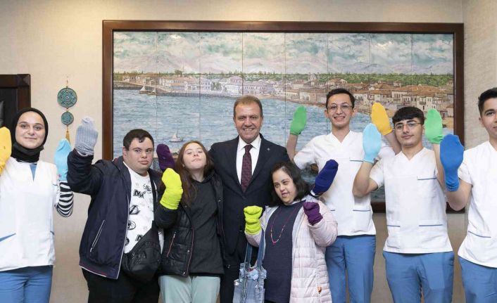 Down sendromuna renkli çoraplarla dikkat çektiler