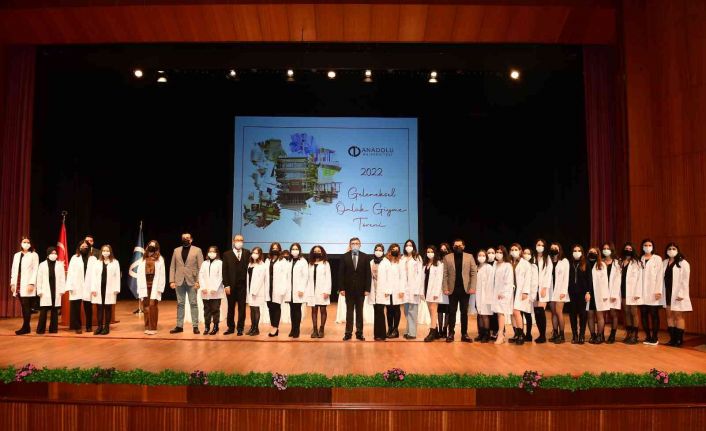 Eczacılık Fakültesi öğrencileri Rektör Erdal’ın katıldığı törenle önlüklerini giydi