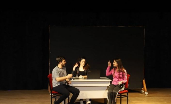 Erzincan’da “Dokunma Bana” isimli tiyatro oyunu sahnelendi