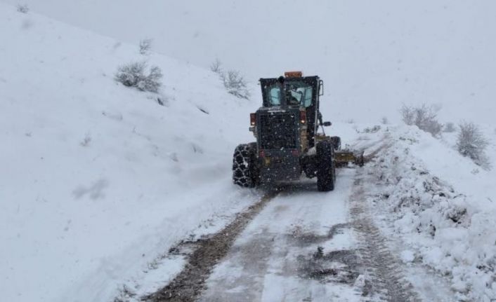Erzincan’da kar ve tipiden kapanan 30 köy yolu ulaşıma açılıyor