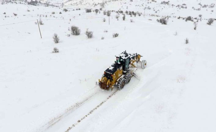 Erzincan’da kar ve tipiden kapanan 89 köy yolu ulaşıma açılıyor