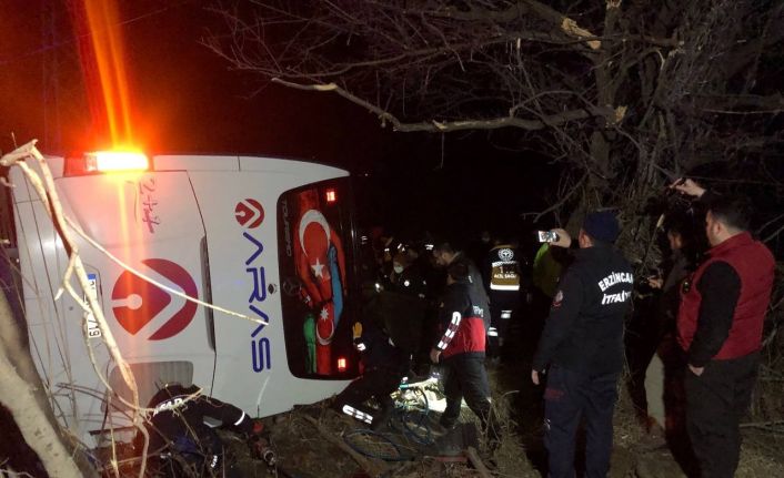 Erzincan’da yolcu otobüsü şarampole devrildi: 1 ölü, 8’i ağır 33 yaralı
