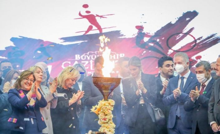 Eski Galatasaray Başkanı Mustafa Cengiz anısına yapılan Gazi Oyunları görkemli bir törenle başladı
