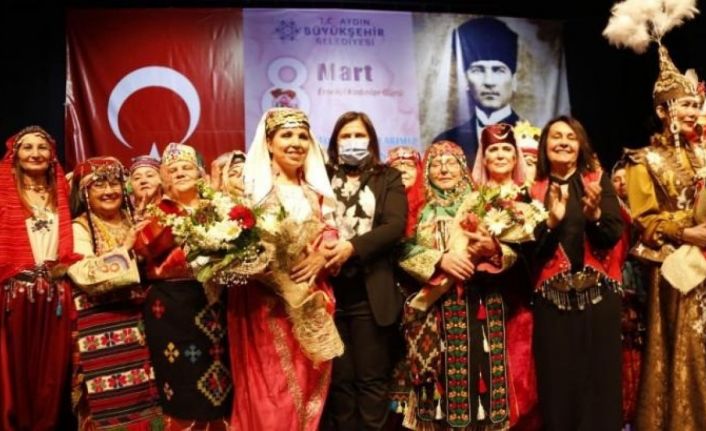 Eskişehir Anadolu Bacıları, ’Geçmişten Günümüze Kahraman Türk Kadınları’ defile programına katıldı