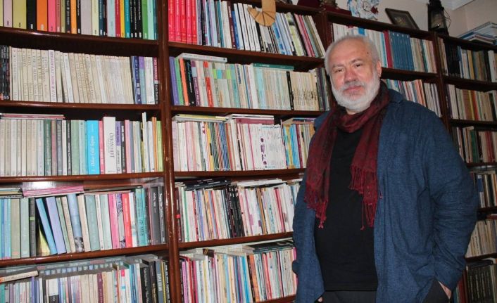 Evinde 4 tır dolusu kitap bulunan öğretim üyesinin yatağı bile kitaptan