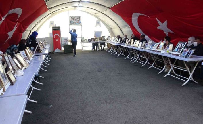 Evlat nöbetindeki anne 916 gündür yüzde 40 işitme engelli kızının yolunu gözlüyor