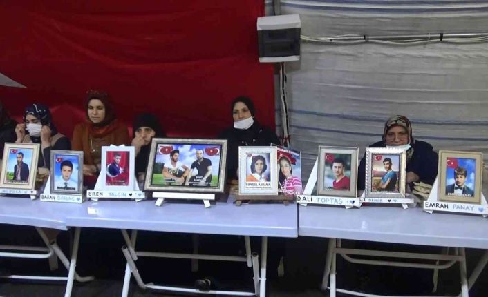 Evlat nöbetindeki gözü yaşlı anneden oğluna çağrı: “Artık dayanamıyorum yavrum ne olursun dön gel”